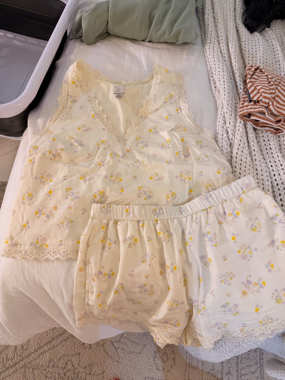 Floral Lace-Trim Cream Set